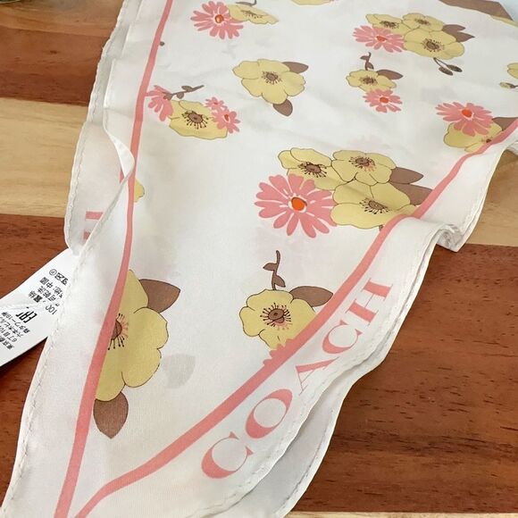 NWT Coach Floral Cluster Print‎ Silk Diamond Scarf - Picture 4 of 6
